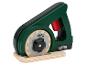 Une scie circulaire jouet verte et noire avec une lame en bois, sur une base en bois.