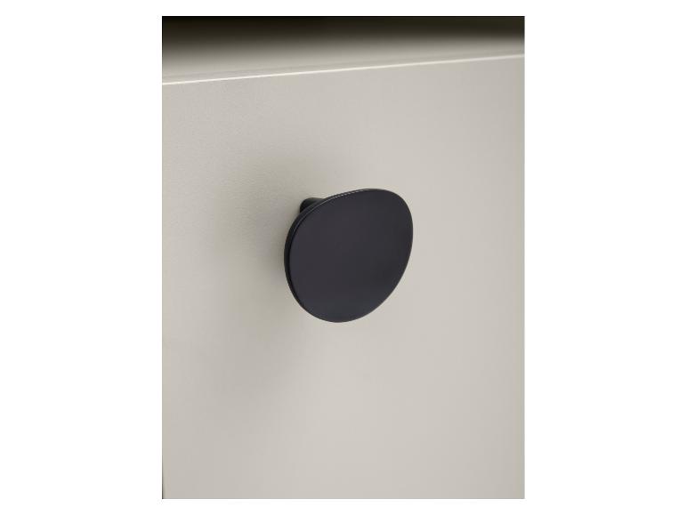 Gros plan d'une armoire grise avec une poignée ronde noire.