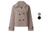 Manteau beige pour femme avec boutons marrons.