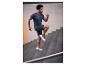 Homme en tenue de sport bleu marine montant des escaliers