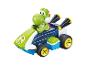 Un Yoshi vert dans une voiture de course bleue avec des roues jaunes.