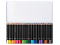 Une boîte en métal ouverte remplie de 48 crayons de couleur, rangés par couleur.