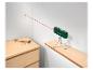 Niveau laser vert avec trépied projetant une ligne rouge sur un mur, avec marteau et clous.