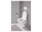 WC suspendu blanc avec couvercle et bouton de chasse d'eau dans une salle de bain moderne.
