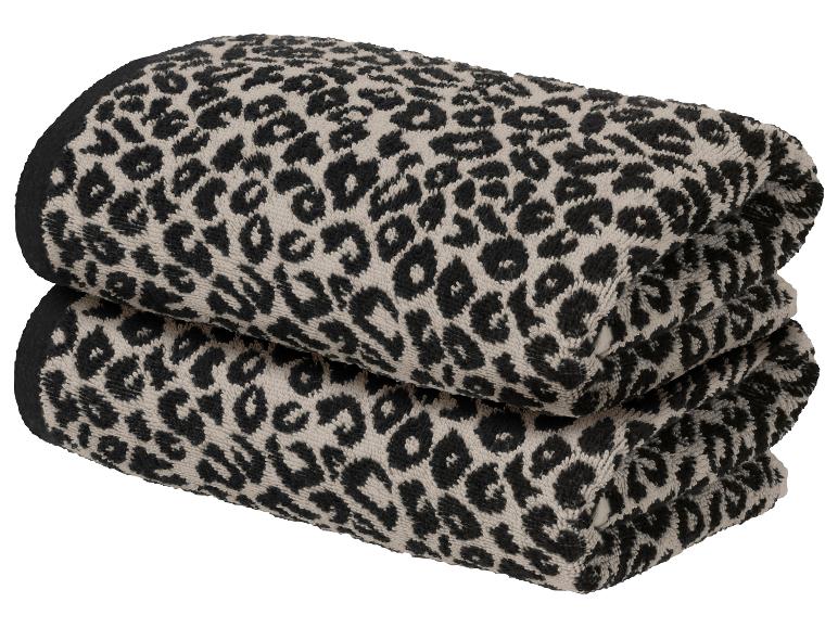Deux serviettes pliées avec un motif léopard noir et blanc