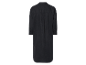 Longue chemise noire à trois quarts.
