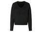 Un pull noir en maille avec un col en V.