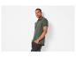 Homme en polo vert foncé et jean foncé