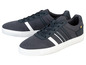 Deux paires de baskets gris foncé avec des rayures blanches.