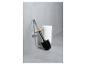 Une brosse de toilette avec un manche en bois et un support blanc.