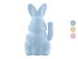 Un lapin en peluche bleu avec des oreilles dressées.