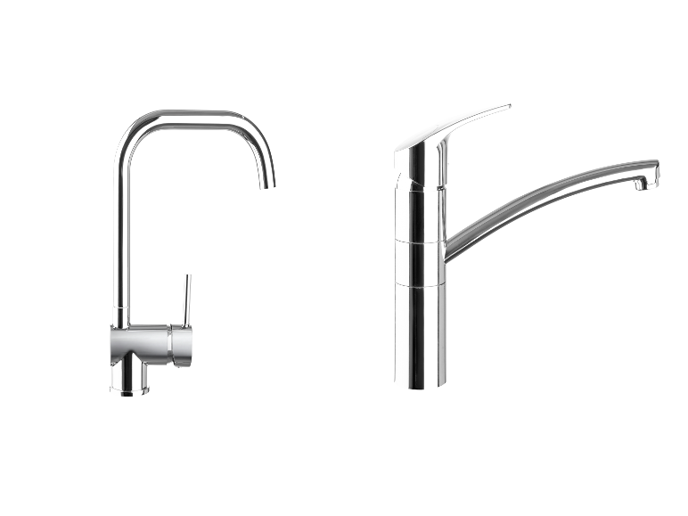 Deux robinets de cuisine modernes en acier inoxydable.