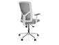 Une chaise de bureau grise avec un dossier en mesh et des roulettes.