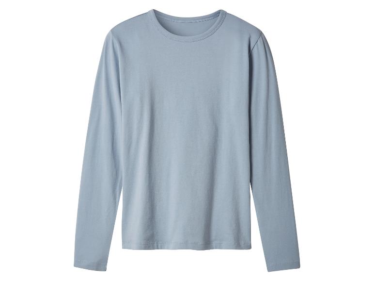 T-shirt bleu clair à manches longues sur fond blanc