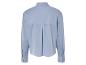 Une chemise bleu clair à manches longues.