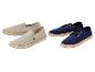 Deux paires d'espadrilles : des mocassins beiges et des baskets bleu marine à lacets.