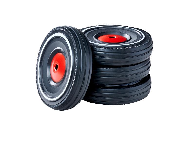 Pile de roues noires avec des centres rouges et des flancs à rayures blanches.