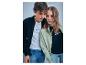 Jeune homme et femme en jeans et vestes avec le mot 'BLUE' sur les chemises.