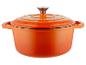 Cocotte en fonte orange avec couvercle.