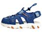 Sandales enfant bleues avec accents orange et semelles blanches.