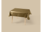 Table avec une nappe dorée brillante sur fond beige.