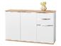 Buffet blanc avec tiroirs et portes, avec un plateau en bois clair et un vase de fleurs.