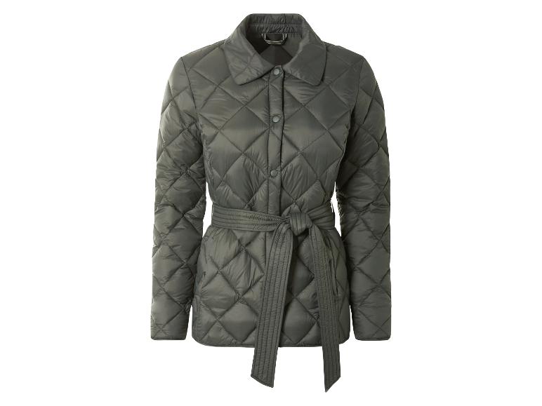 Veste matelassée verte avec ceinture sur fond blanc.