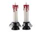 Deux bougies d'Halloween avec des gouttes de cire rouge et des toiles d'araignée noires à la base.