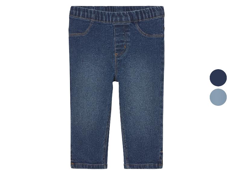 Un pantalon de jogging en jean bleu pour bébé.