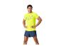 Homme en t-shirt jaune et short bleu de la marque 2XU.