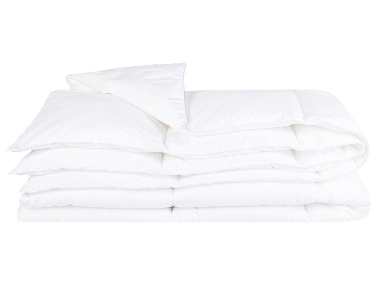 Une couette blanche avec des taies d'oreiller assorties.