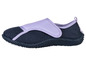 Une paire de chaussures d'eau noires avec des sangles violettes.