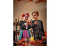 Deux enfants en costumes de squelette célèbrent Halloween.