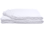Couette blanche pliée avec coutures et passepoils visibles