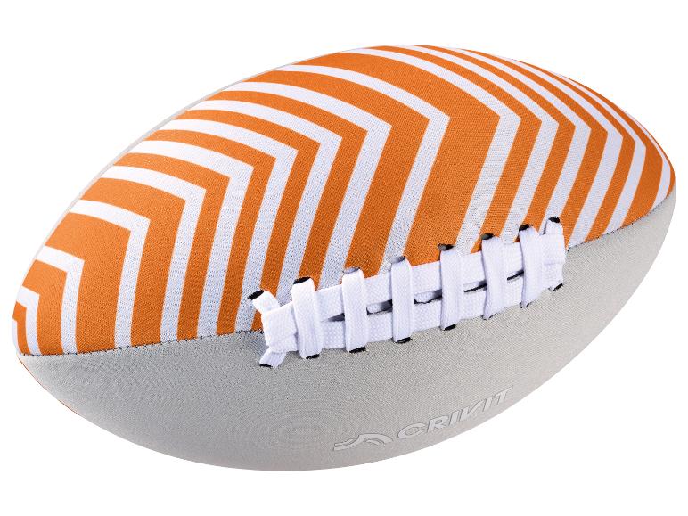 Ballon de rugby à rayures orange et blanches, base grise et lacets blancs.