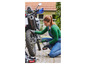 Une femme utilise un tournevis Parkside pour travailler sur une moto.