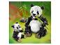 Ensemble LEGO représentant une maman panda et son petit, mangeant du bambou, sur fond vert.