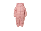 Combinaison de neige rose pour bébé avec capuche et petite broderie d'ours sur la poitrine.
