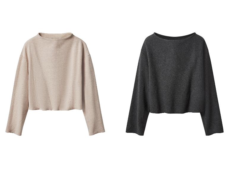 Deux pulls amples, un beige et un gris foncé, à manches longues et col bateau.