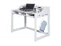 Bureau blanc avec ordinateur portable et accessoires.
