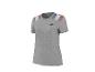 T-shirt de sport gris avec des rayures bleues, blanches et rouges sur les épaules.
