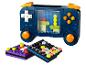 Console de jeu bleue et deux puzzles colorés faits de briques de construction.