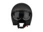 Un casque de moto noir avec visière.