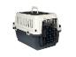 Cage de transport pour animaux en plastique gris et blanc avec grille métallique et poignée.