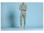 Homme en pantalon et sous-vêtement thermique verts.
