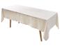 Nappe blanche sur une table rectangulaire en bois