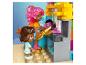 Deux figurines Lego Friends jouent avec un ensemble de thé à bulles.
