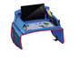 Une table pour tablette bleue avec une tablette, des crayons de couleur et un livre à colorier.