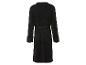 Une robe en tricot noire à manches longues avec une ceinture.
