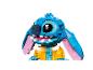 Modèle LEGO de Stitch de Lilo et Stitch, portant une chemise hawaïenne, sur fond blanc.